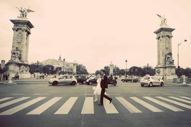 des mariés à paris la nuit