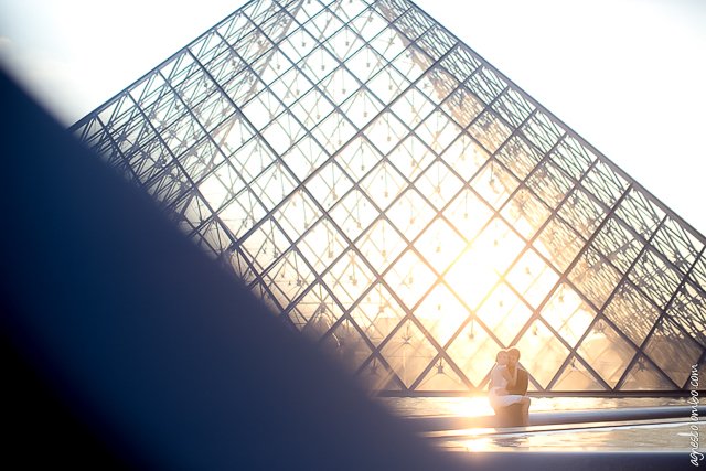 Séance photo en amoureux Louvre / photographe Agnès Colombo / + sur withalovelikethat.fr