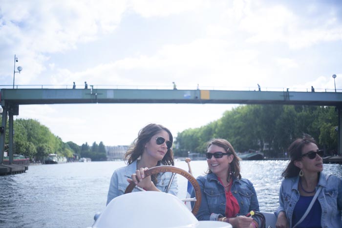 EVJF à Paris avec une séance photo, un tour en bateau, du nail art / photographe : ALex de loove photography / + sur withalovelikethat.fr