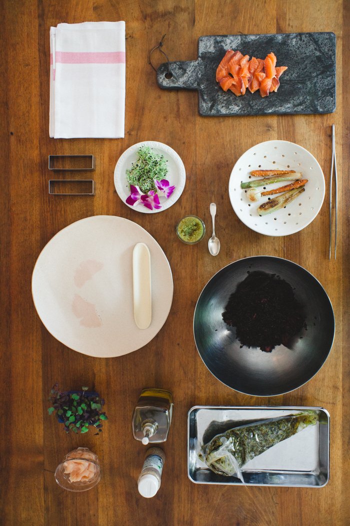 Sashimi de saumon à l'huile de truffe, riz noir façon risotto aux radis, mini-légumes glacés et œufs de poisson volant par Julie Basset / photographe Alex Tome / la recette complète sur withalovelikethat.fr