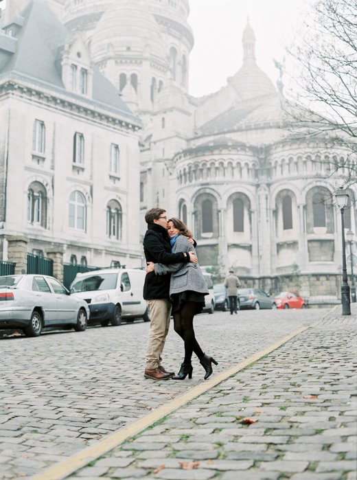 Séance photo en amoureux à Montmartre / photographe something wedding/ / publié sur withalovelikethat.fr