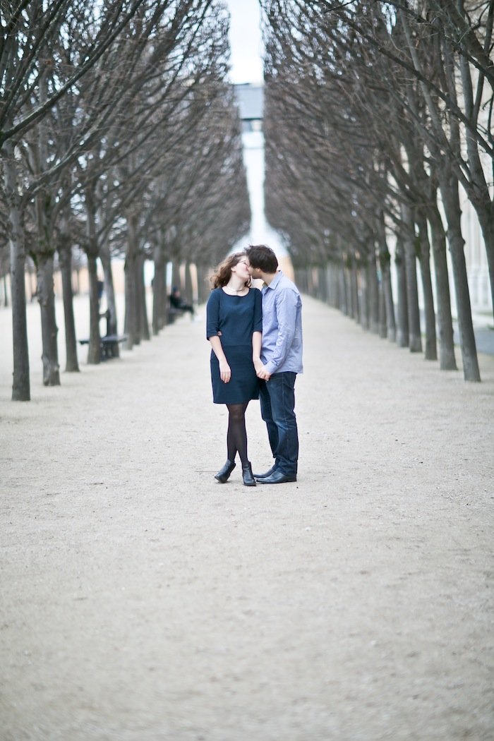 des amoureux au Palais Royal, Paris / photographe rock my wedding / publié sur withalovelikethat.fr