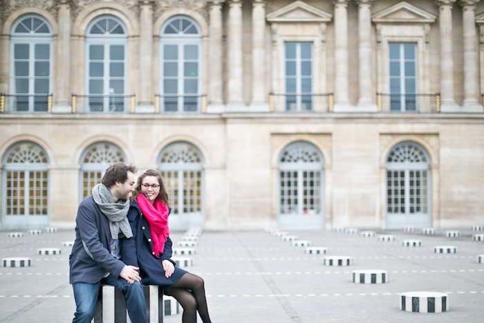 des amoureux au Palais Royal, Paris / photographe rock my wedding / publié sur withalovelikethat.fr