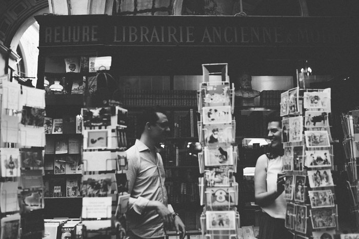 Séance engagement Paris noir et blanc / photographe the quirky / publié sur withalovelikethat.fr