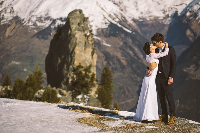 des mariés dans la neige / photographe STREETFOCUS / publié sur withalovelikethat.fr