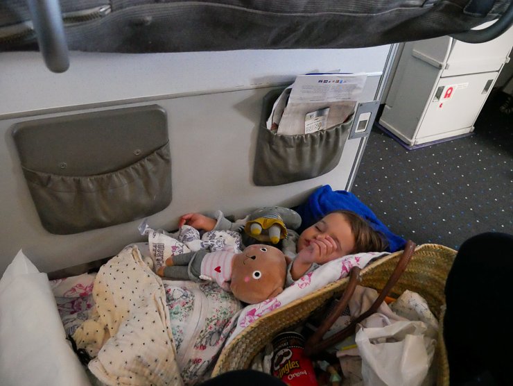 Voyager avec bébé 18 - 24 mois : l'avion / par withalovelikethat.fr