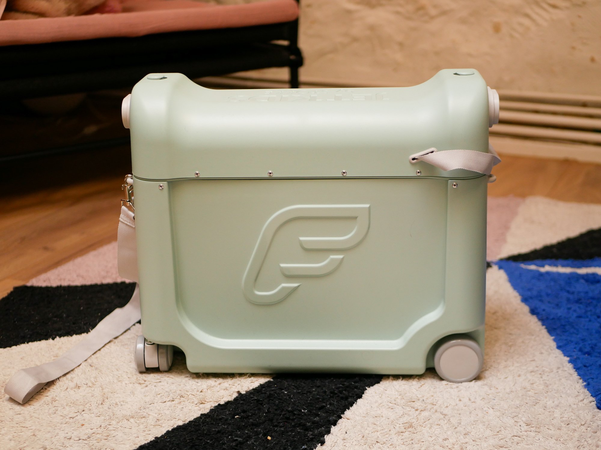 valise jet kids bedbox x stokke / le contenu de la valise pour l'avion